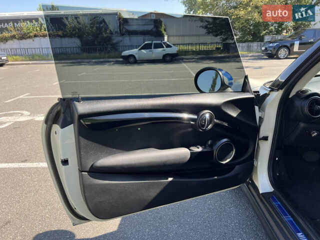 Белый Мини Купер, объемом двигателя 2 л и пробегом 133 тыс. км за 13333 $, фото 17 на Automoto.ua