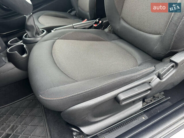 Білий Міні Cooper, об'ємом двигуна 1.3 л та пробігом 122 тис. км за 5999 $, фото 33 на Automoto.ua