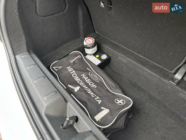 Білий Міні Cooper, об'ємом двигуна 1.3 л та пробігом 122 тис. км за 5999 $, фото 43 на Automoto.ua