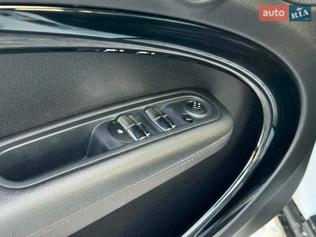 Белый Мини Купер, объемом двигателя 1.6 л и пробегом 159 тыс. км за 10990 $, фото 12 на Automoto.ua