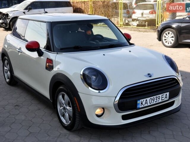 Белый Мини Купер, объемом двигателя 1.5 л и пробегом 158 тыс. км за 10600 $, фото 5 на Automoto.ua