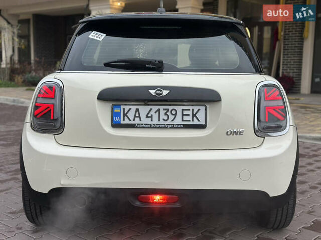 Білий Міні Cooper, об'ємом двигуна 1.3 л та пробігом 122 тис. км за 5999 $, фото 4 на Automoto.ua