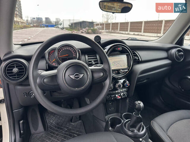 Білий Міні Cooper, об'ємом двигуна 1.3 л та пробігом 122 тис. км за 5999 $, фото 22 на Automoto.ua
