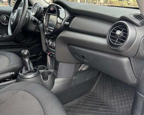 Білий Міні Cooper, об'ємом двигуна 1.3 л та пробігом 122 тис. км за 5999 $, фото 36 на Automoto.ua