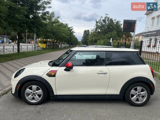 Белый Мини Купер, объемом двигателя 1.5 л и пробегом 156 тыс. км за 12500 $, фото 2 на Automoto.ua