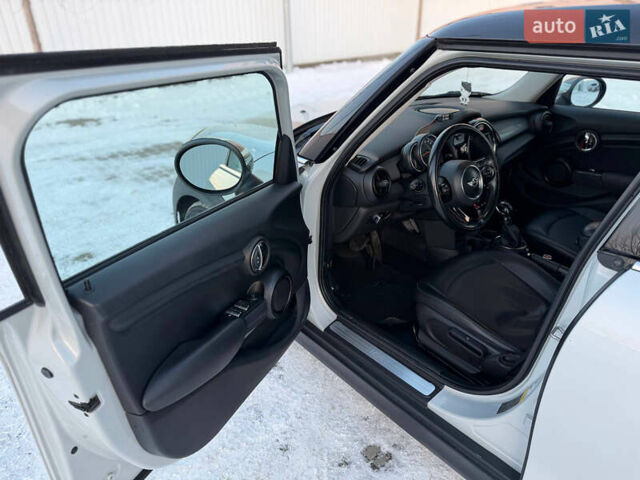 Белый Мини Купер, объемом двигателя 1.5 л и пробегом 206 тыс. км за 11900 $, фото 11 на Automoto.ua