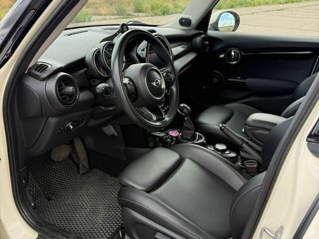 Білий Міні Cooper, об'ємом двигуна 2 л та пробігом 129 тис. км за 14000 $, фото 11 на Automoto.ua