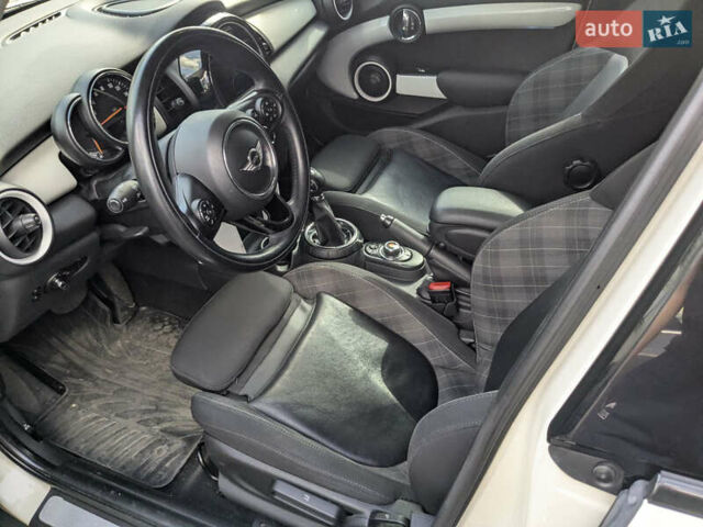 Білий Міні Cooper, об'ємом двигуна 1.5 л та пробігом 98 тис. км за 14000 $, фото 16 на Automoto.ua