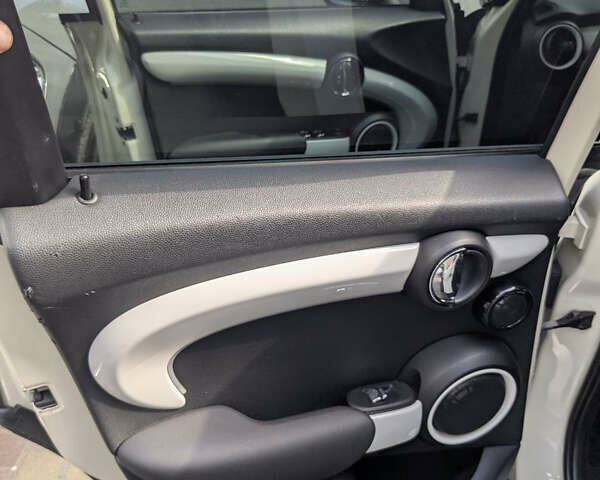 Білий Міні Cooper, об'ємом двигуна 1.5 л та пробігом 98 тис. км за 14000 $, фото 18 на Automoto.ua