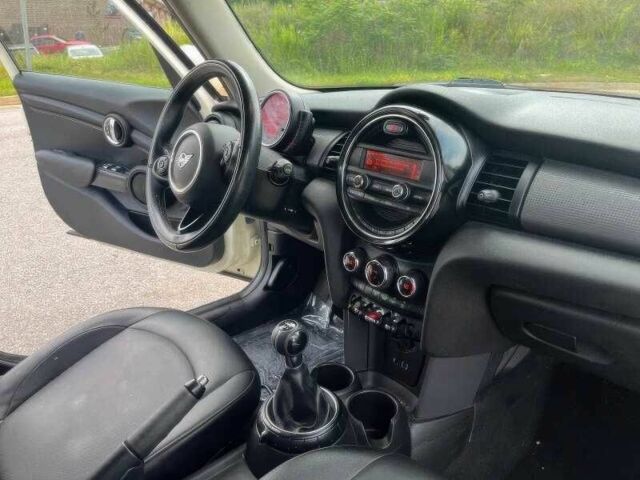 Білий Міні Cooper, об'ємом двигуна 1.5 л та пробігом 56 тис. км за 4007 $, фото 15 на Automoto.ua