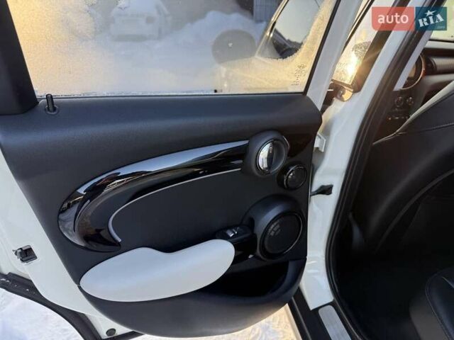 Белый Мини Купер, объемом двигателя 2 л и пробегом 99 тыс. км за 12100 $, фото 6 на Automoto.ua