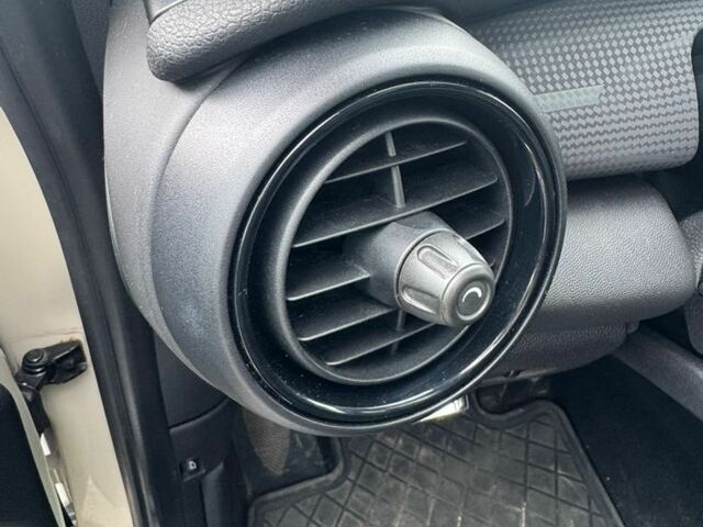 Білий Міні Cooper, об'ємом двигуна 1.5 л та пробігом 101 тис. км за 4000 $, фото 15 на Automoto.ua