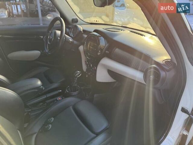 Белый Мини Купер, объемом двигателя 2 л и пробегом 99 тыс. км за 12100 $, фото 9 на Automoto.ua