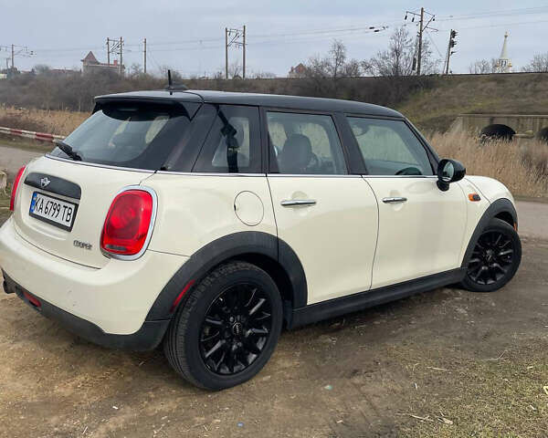 Белый Мини Купер, объемом двигателя 1.5 л и пробегом 82 тыс. км за 14000 $, фото 3 на Automoto.ua