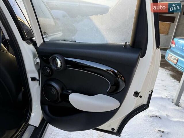 Белый Мини Купер, объемом двигателя 2 л и пробегом 99 тыс. км за 12100 $, фото 7 на Automoto.ua