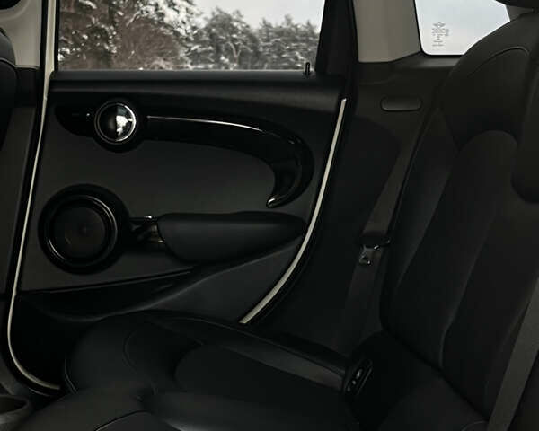 Білий Міні Cooper, об'ємом двигуна 2 л та пробігом 138 тис. км за 15999 $, фото 46 на Automoto.ua