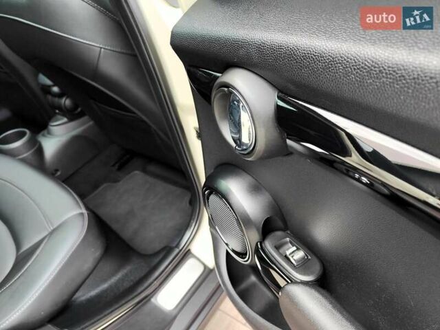 Білий Міні Cooper, об'ємом двигуна 2 л та пробігом 138 тис. км за 17490 $, фото 58 на Automoto.ua