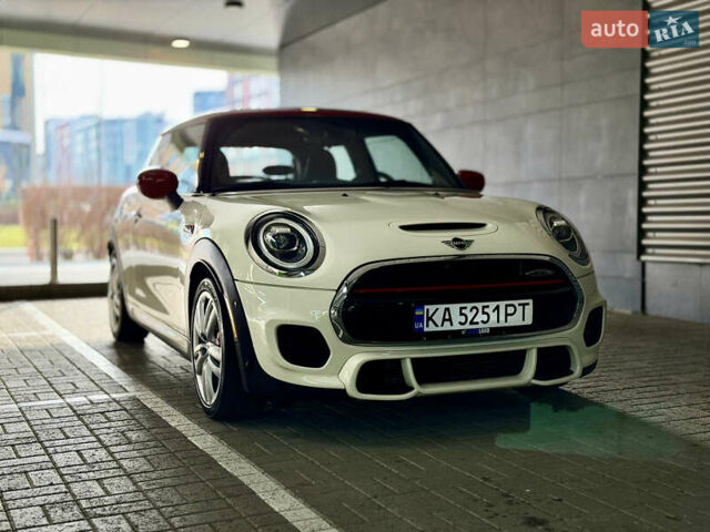 Белый Мини Купер, объемом двигателя 2 л и пробегом 53 тыс. км за 26500 $, фото 1 на Automoto.ua