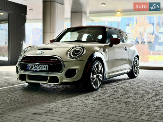 Белый Мини Купер, объемом двигателя 2 л и пробегом 53 тыс. км за 26500 $, фото 3 на Automoto.ua