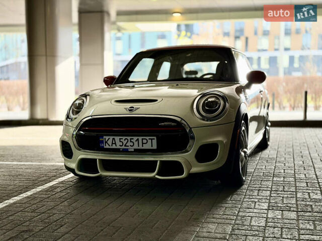 Белый Мини Купер, объемом двигателя 2 л и пробегом 53 тыс. км за 26500 $, фото 2 на Automoto.ua