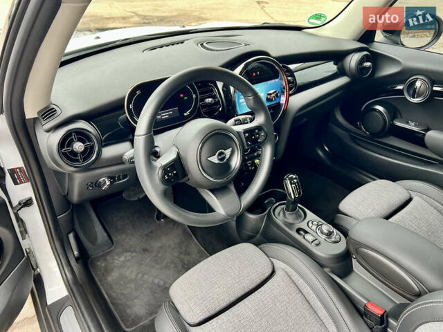 Белый Мини Купер, объемом двигателя 0 л и пробегом 8 тыс. км за 19900 $, фото 8 на Automoto.ua