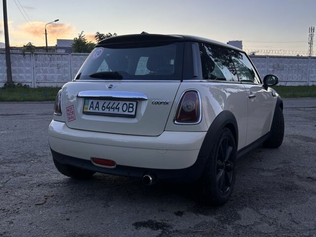 Білий Міні Cooper, об'ємом двигуна 1.6 л та пробігом 168 тис. км за 6800 $, фото 3 на Automoto.ua