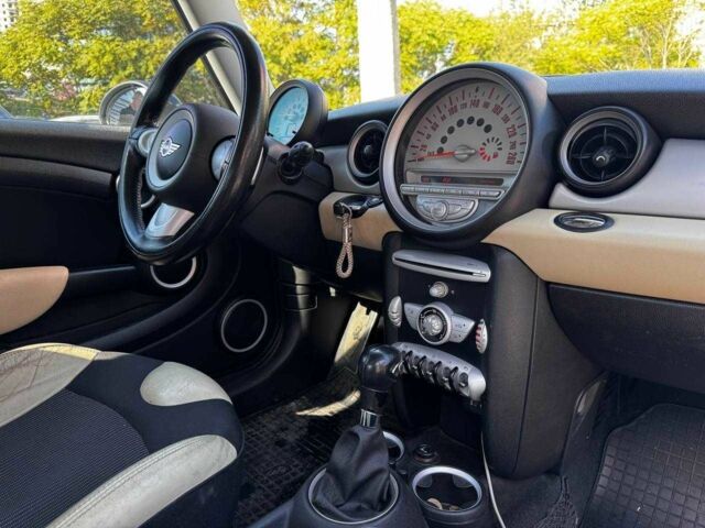 Білий Міні Cooper, об'ємом двигуна 1.6 л та пробігом 150 тис. км за 7200 $, фото 10 на Automoto.ua