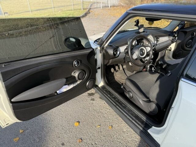 Білий Міні Cooper, об'ємом двигуна 1.6 л та пробігом 193 тис. км за 6300 $, фото 4 на Automoto.ua