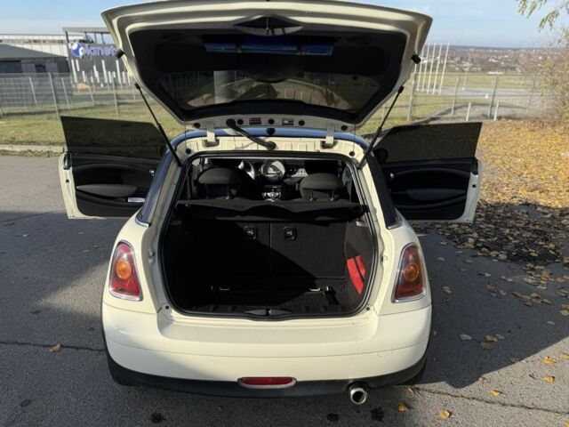Білий Міні Cooper, об'ємом двигуна 1.6 л та пробігом 193 тис. км за 6300 $, фото 6 на Automoto.ua