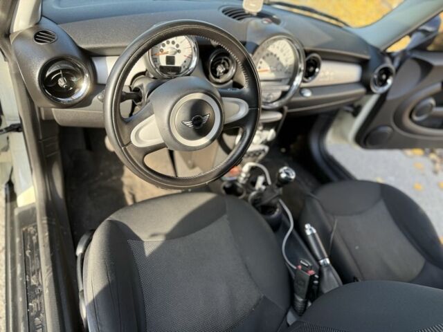 Білий Міні Cooper, об'ємом двигуна 1.6 л та пробігом 193 тис. км за 6300 $, фото 5 на Automoto.ua