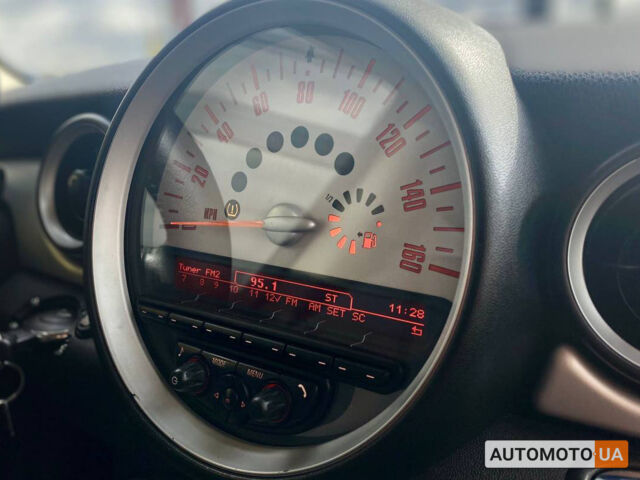 Белый Мини Купер, объемом двигателя 1.6 л и пробегом 200 тыс. км за 10200 $, фото 19 на Automoto.ua