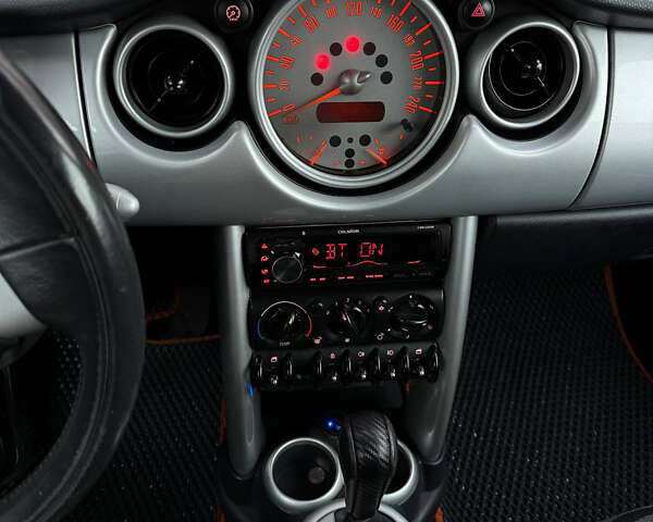 Чорний Міні Cooper, об'ємом двигуна 1.6 л та пробігом 275 тис. км за 4450 $, фото 16 на Automoto.ua