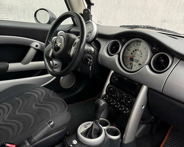 Чорний Міні Cooper, об'ємом двигуна 1.6 л та пробігом 275 тис. км за 4450 $, фото 10 на Automoto.ua