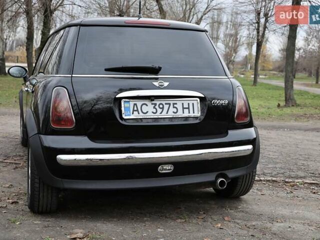 Черный Мини Купер, объемом двигателя 1.6 л и пробегом 186 тыс. км за 5500 $, фото 5 на Automoto.ua
