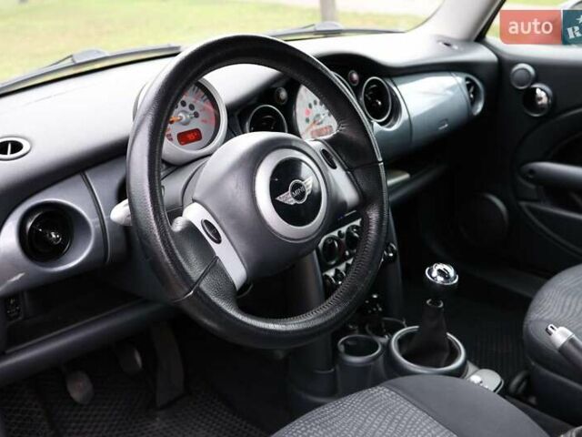 Черный Мини Купер, объемом двигателя 1.6 л и пробегом 186 тыс. км за 5500 $, фото 8 на Automoto.ua