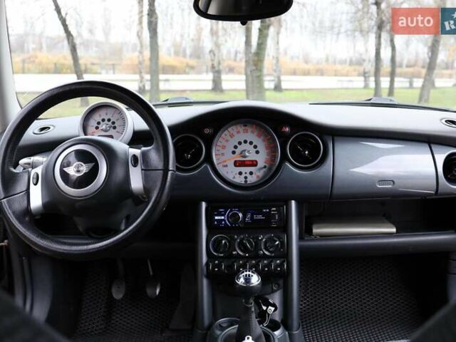 Черный Мини Купер, объемом двигателя 1.6 л и пробегом 186 тыс. км за 5500 $, фото 17 на Automoto.ua