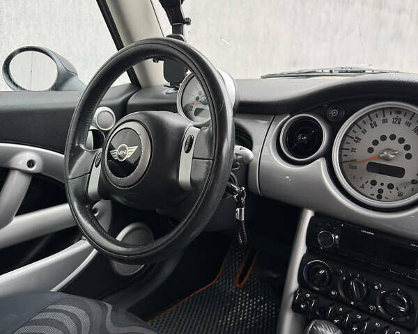 Чорний Міні Cooper, об'ємом двигуна 1.6 л та пробігом 275 тис. км за 4450 $, фото 12 на Automoto.ua