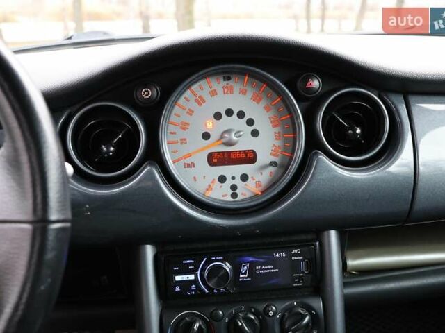 Черный Мини Купер, объемом двигателя 1.6 л и пробегом 186 тыс. км за 5500 $, фото 9 на Automoto.ua