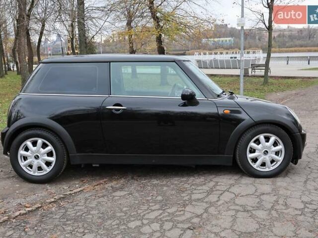 Черный Мини Купер, объемом двигателя 1.6 л и пробегом 186 тыс. км за 5500 $, фото 2 на Automoto.ua