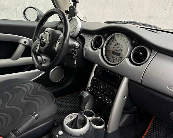 Чорний Міні Cooper, об'ємом двигуна 1.6 л та пробігом 275 тис. км за 4450 $, фото 11 на Automoto.ua
