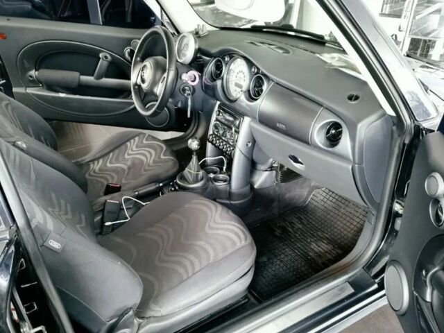 Черный Мини Купер, объемом двигателя 1.6 л и пробегом 200 тыс. км за 4000 $, фото 5 на Automoto.ua