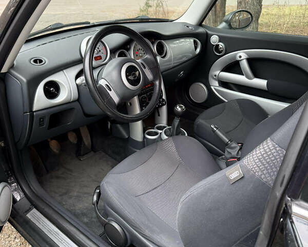 Черный Мини Купер, объемом двигателя 1.6 л и пробегом 208 тыс. км за 4300 $, фото 6 на Automoto.ua