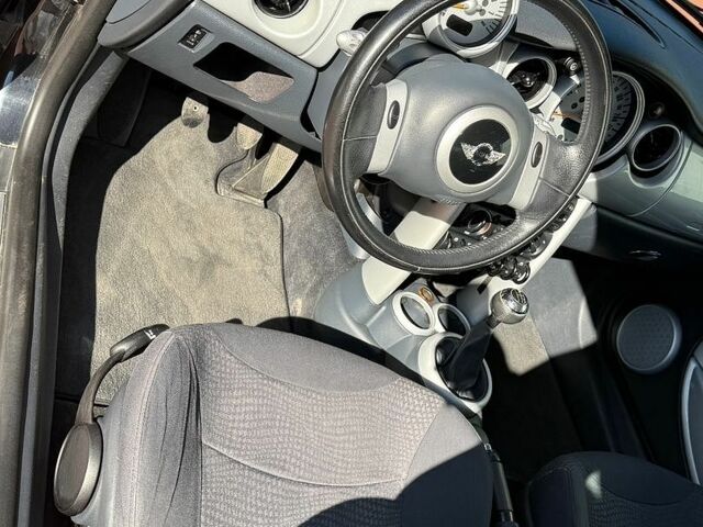 Чорний Міні Cooper, об'ємом двигуна 1.6 л та пробігом 209 тис. км за 4400 $, фото 10 на Automoto.ua