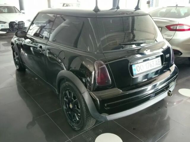 Черный Мини Купер, объемом двигателя 1.6 л и пробегом 200 тыс. км за 4000 $, фото 2 на Automoto.ua