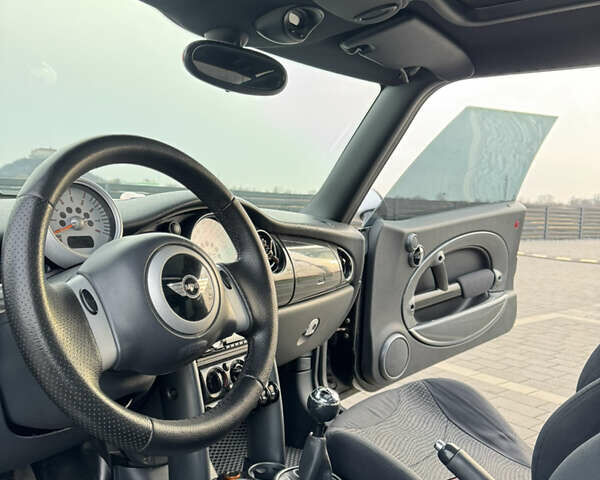Черный Мини Купер, объемом двигателя 1.6 л и пробегом 308 тыс. км за 4999 $, фото 7 на Automoto.ua