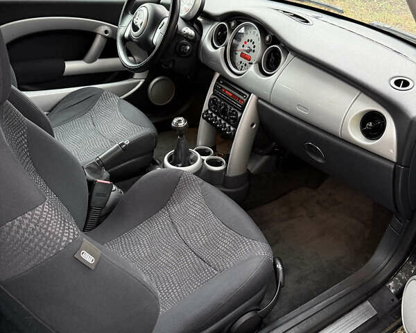 Черный Мини Купер, объемом двигателя 1.6 л и пробегом 208 тыс. км за 4300 $, фото 13 на Automoto.ua