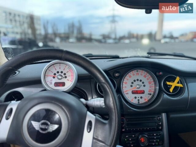 Черный Мини Купер, объемом двигателя 1.6 л и пробегом 151 тыс. км за 4600 $, фото 6 на Automoto.ua