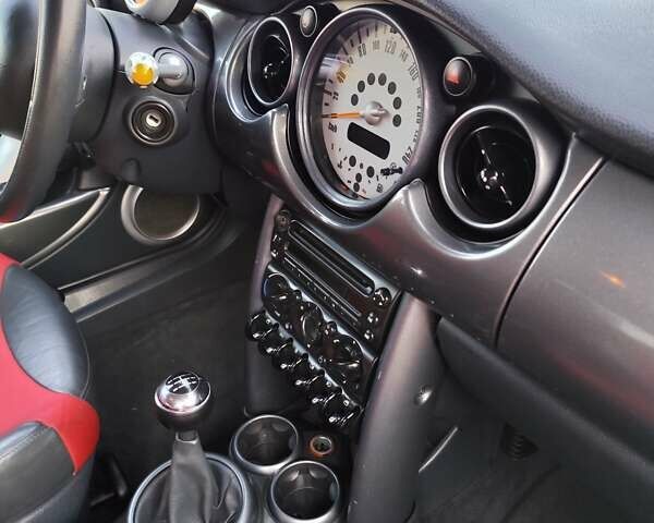 Чорний Міні Cooper, об'ємом двигуна 1.6 л та пробігом 206 тис. км за 5500 $, фото 27 на Automoto.ua