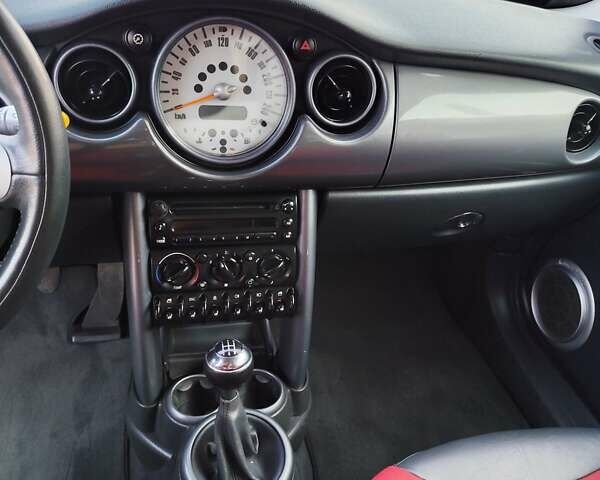 Чорний Міні Cooper, об'ємом двигуна 1.6 л та пробігом 206 тис. км за 5500 $, фото 25 на Automoto.ua