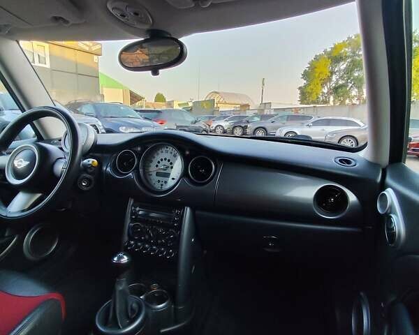 Чорний Міні Cooper, об'ємом двигуна 1.6 л та пробігом 206 тис. км за 5500 $, фото 20 на Automoto.ua
